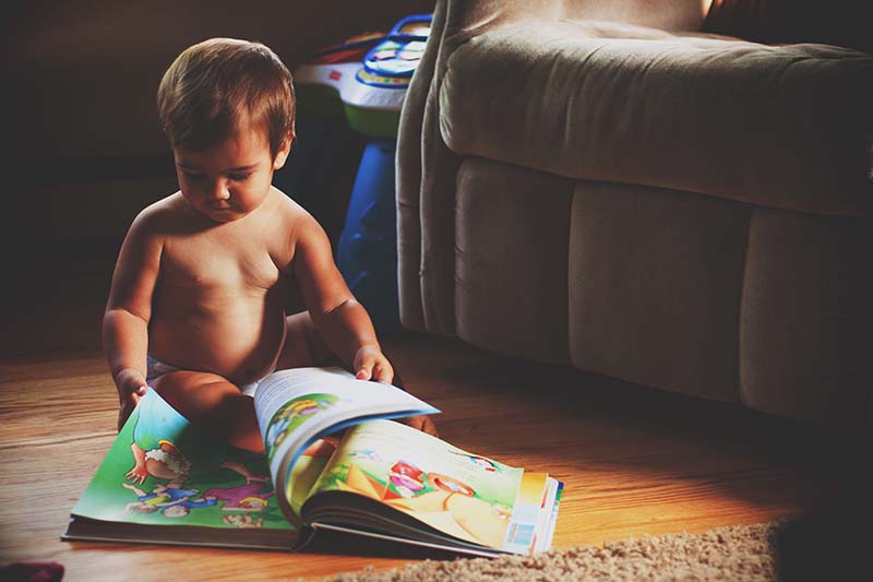 Bebe leyendo un libro